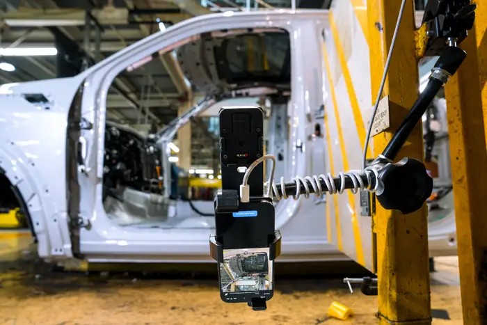 Камеры с ИИ помогают рабочим на заводе избежать дорогостоящих ошибок при сборке