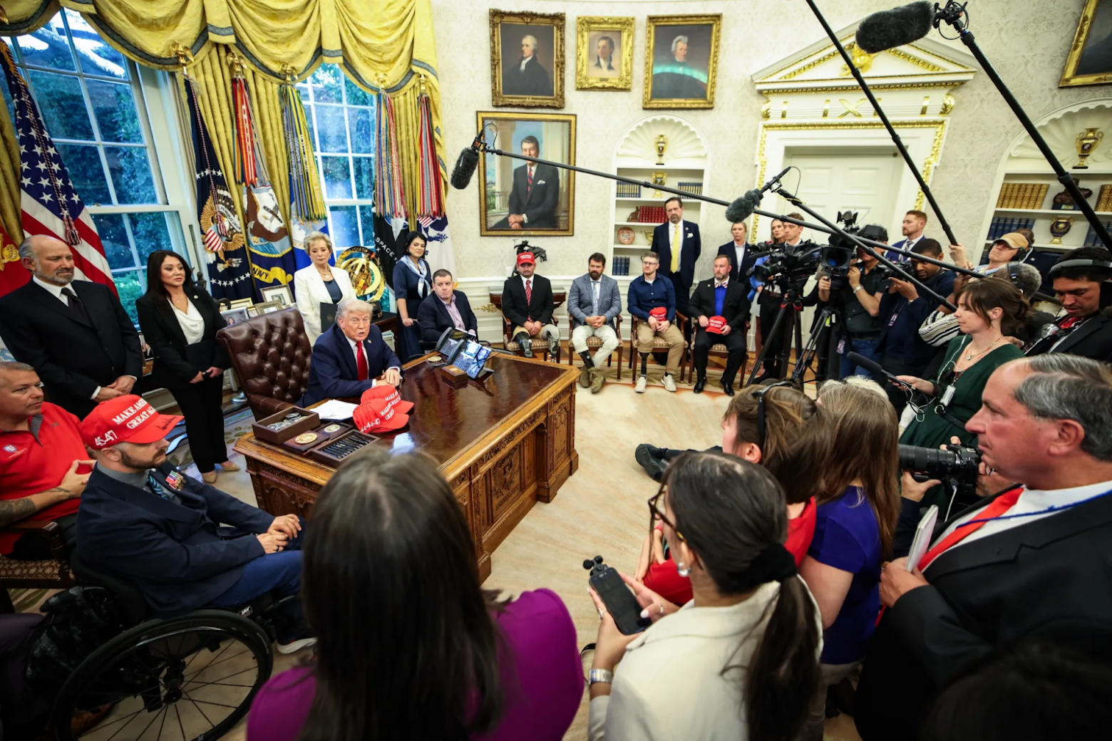 Президент Трамп во время подписания исполнительного указа о поддержке образования в области ИИ и подготовки рабочей силы. Фотограф: Самуэль Корума / Sipa