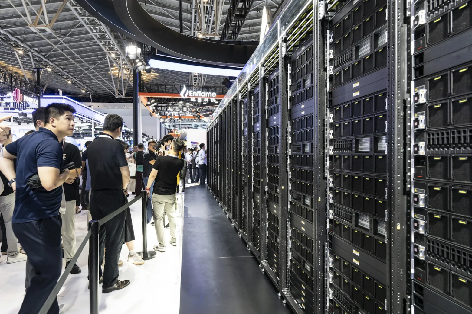 Посетители Всемирной конференции по искусственному интеллекту 2025 года в Шанхае рассматривают Supernode CloudMatrix384 от Huawei, созданный для конкуренции с ИИ-системами обработки данных американских компаний.  Фотограф: Цилай Шэнь / Bloomberg