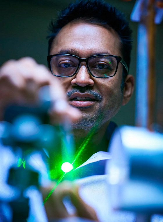 Рана Адхикари, физик из Калифорнийского технологического института, недавно привлёк ИИ, чтобы найти способы улучшить дизайн гравитационно-волновых детекторов.