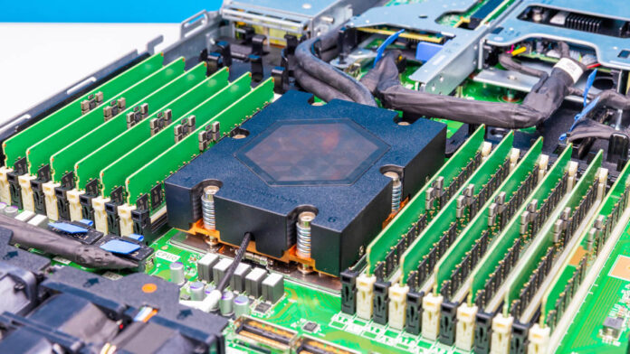 В центре — охлаждающий блок.