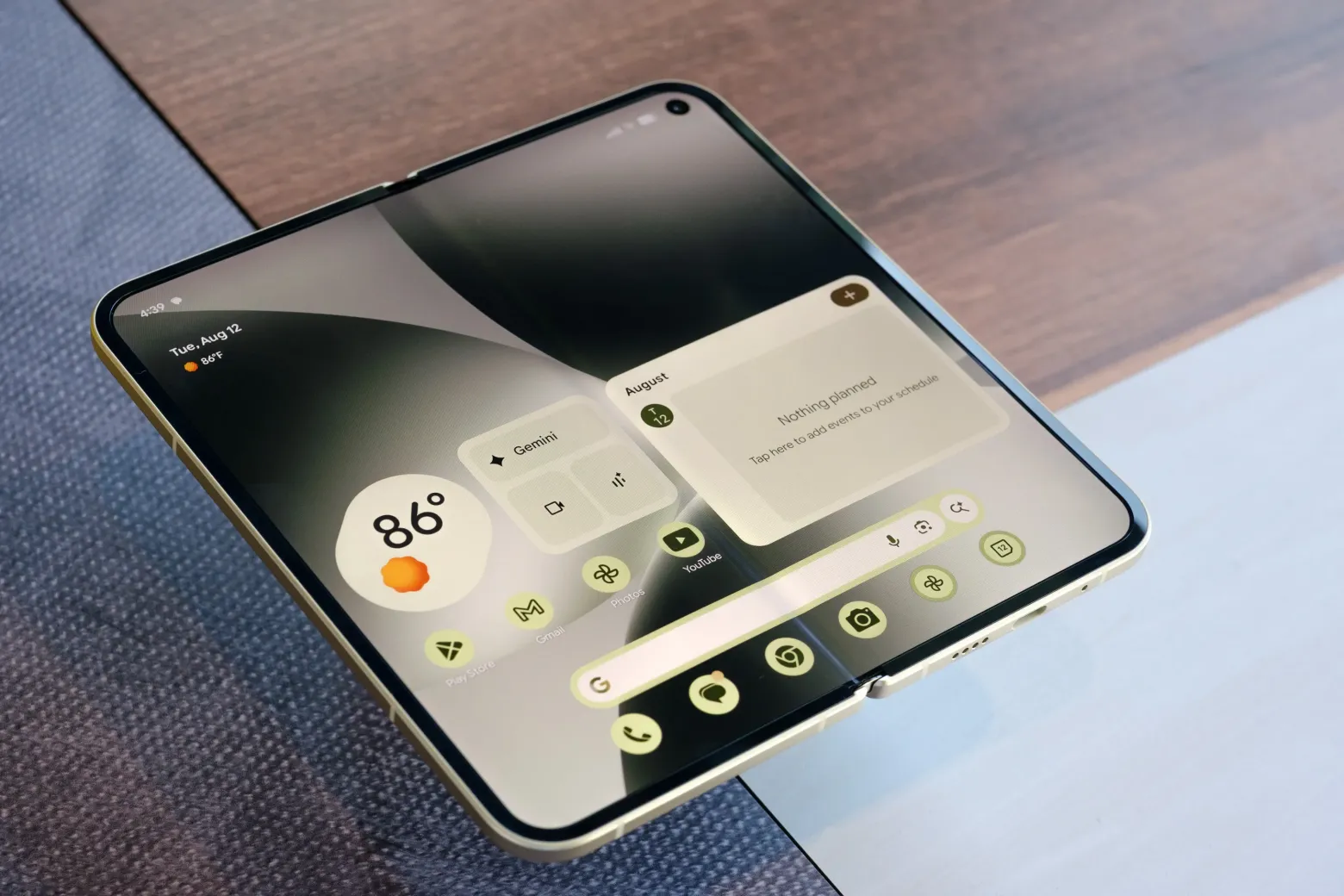 Складной смартфон Google Pixel 10 Pro