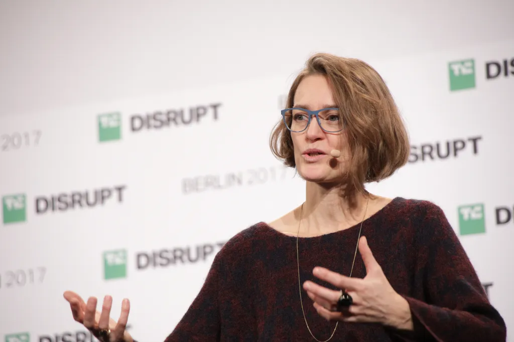 Ида Тин выступает на TechCrunch Disrupt Berlin в 2017