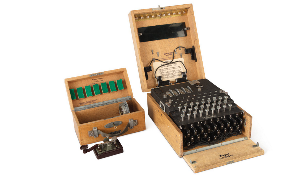 Enigma M4. Справа машина, слева коробка со сменными роторами. Источник: сайт аукциона. 