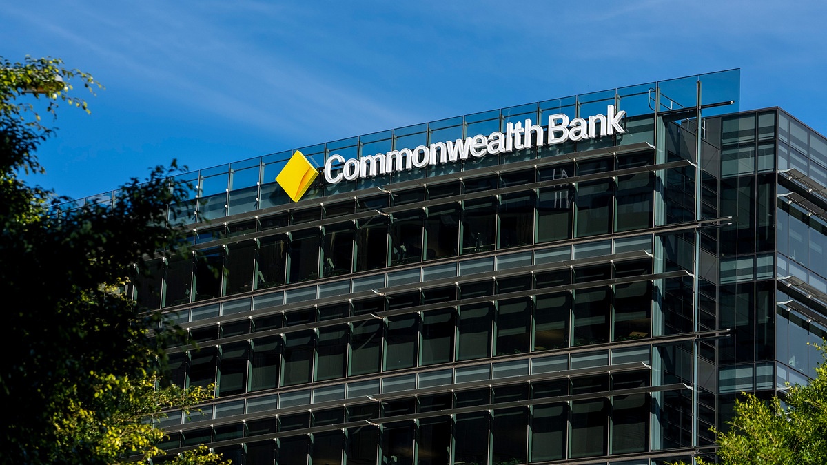Commonwealth Bank решил не увольнять 45 сотрудников, которых планировал заменить чат-ботом на основе ИИ - 1