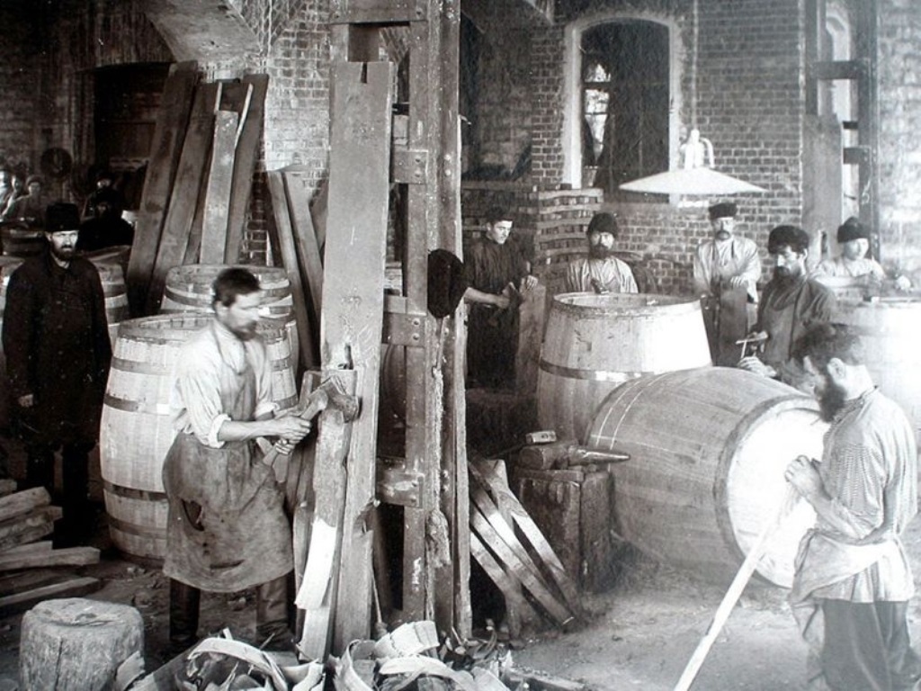 Персонаж в черном за продумыванием системы вовлечения, лояльности и мотивации сотрудников. Источник