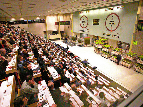 Система "голландские часы" — цена стартует с потолка и падает. Первый нажал кнопку — забрал партию. Тормозишь — уведут конкуренты.