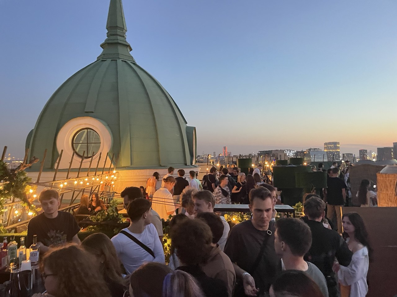 Тут народ только собирается и вечер еще не начался