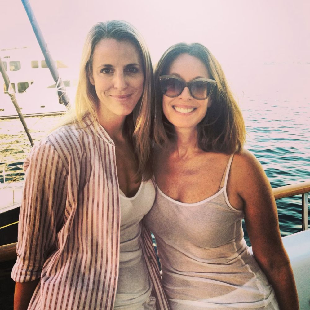 TLDR: Бедная подружайка (слева) развела богатую (справа) на то, чтобы вложить в щиткоин более $80 млн, за что «эмитенты» коина пообещали выдать ей откат в размере $0,8 млн