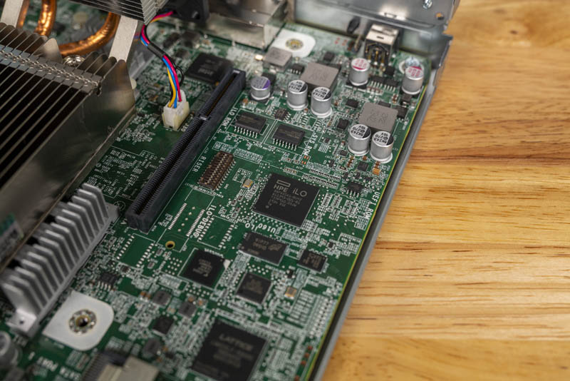 Чип iLO 5 на материнской плате микросервера