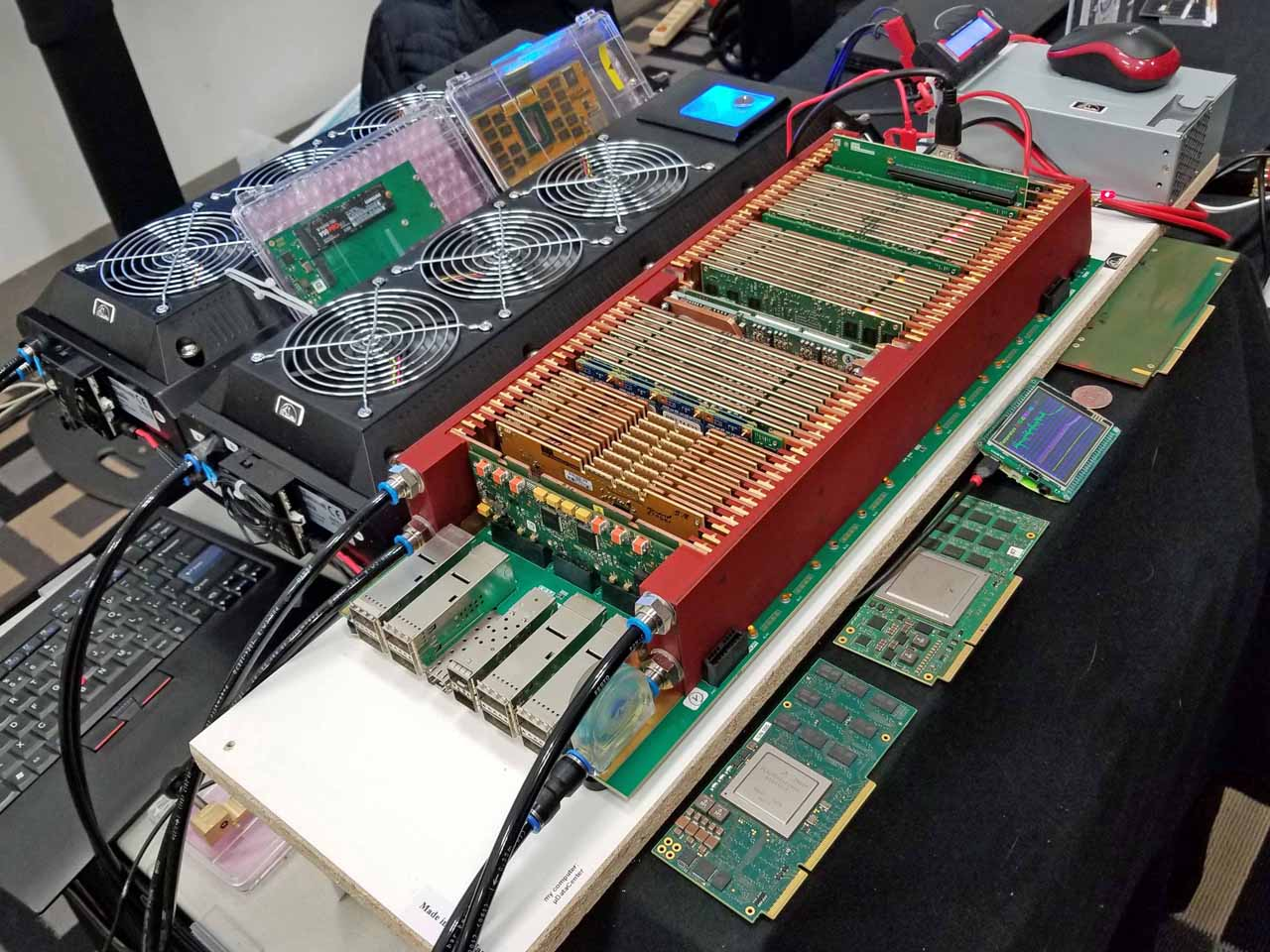 Полностью укомплектованный DOME microDataCenter с корзиной на 32 узла