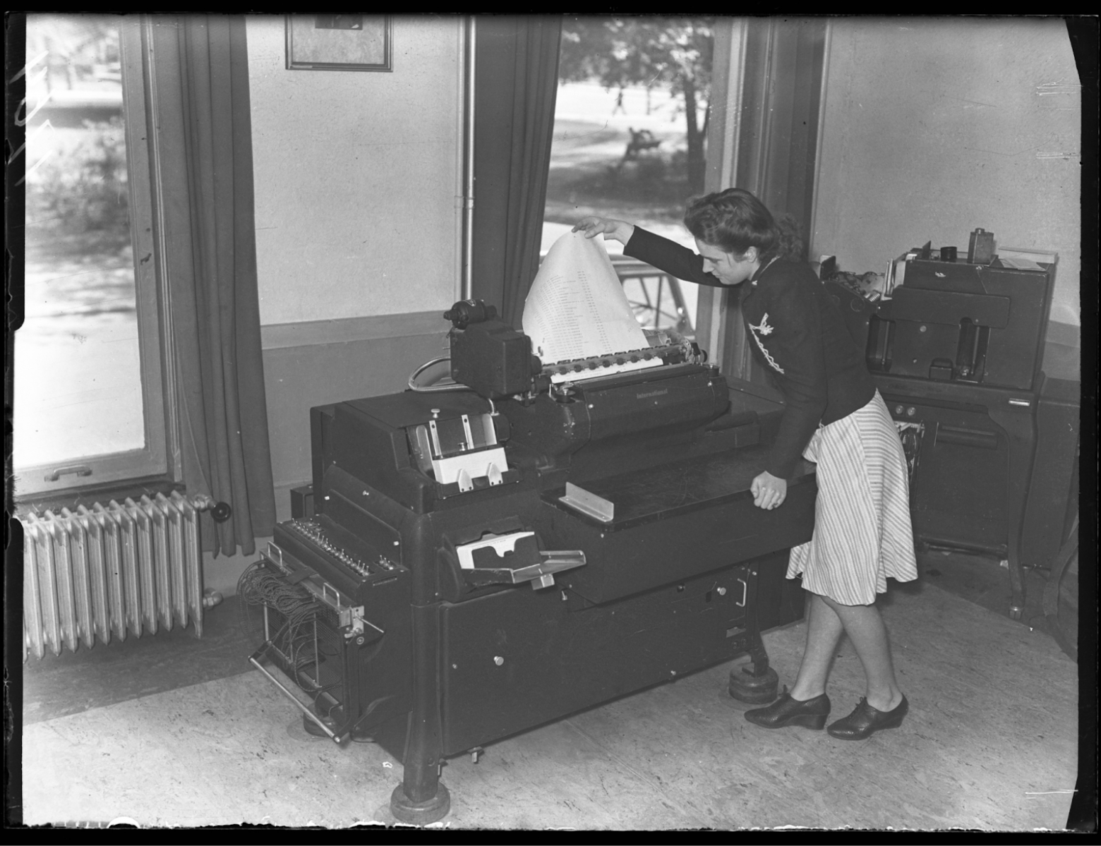 Табулятор. На входе он принимал перфокарты как источник ввода информации, 1947 год. Источник.