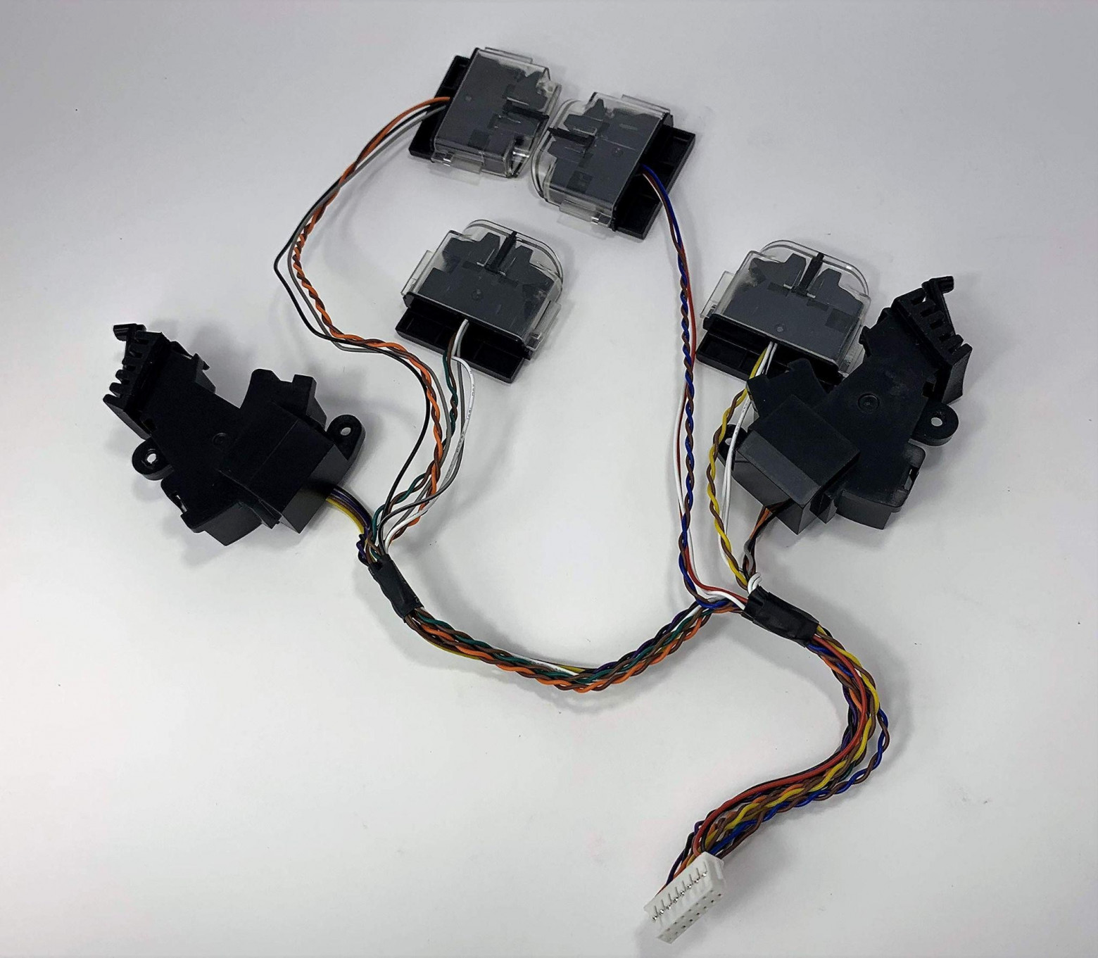 Это датчики высоты и загрязнения (c прозрачным пластиком) и контактный детектор (две черные штуки побольше) от iRobot Roomba 880 