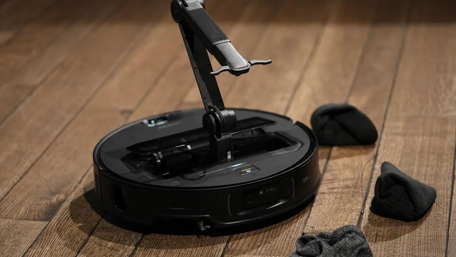 Roborock G30 Space размышляет, кого отругать за разбросанные по полу носки. Источник