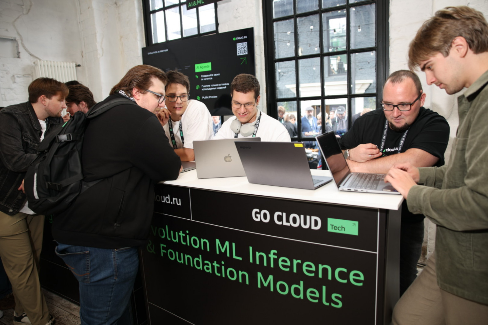 Решить задачу с помощью AI-помощника, «прожарить» резюме и выиграть мерч: как прошла IT-конференция GoCloud Tech 2025 - 3