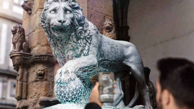 Пример: игрок сканирует реальный объект (статую) с помощью камеры телефона, создавая 3D-модель с текстурой. Niantic стимулирует пользователей выполнять такие AR-сканы, предлагая внутриигровые награды за “исследование” покестопов и порталов.