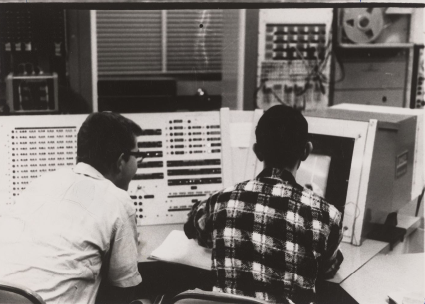 За пультом и монитором TX-0, фото из музея MIT