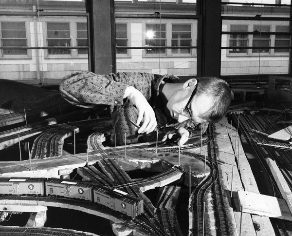 За работой по развитию модели железной дороги клуба TMRC