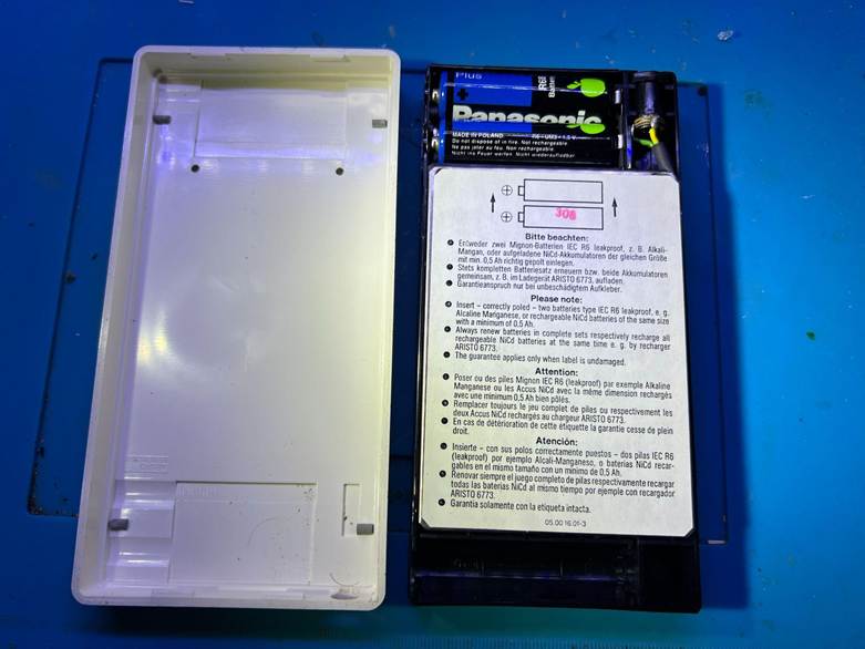 Работает как от батареек, так и от сети Работает как от батареек, так и от сети