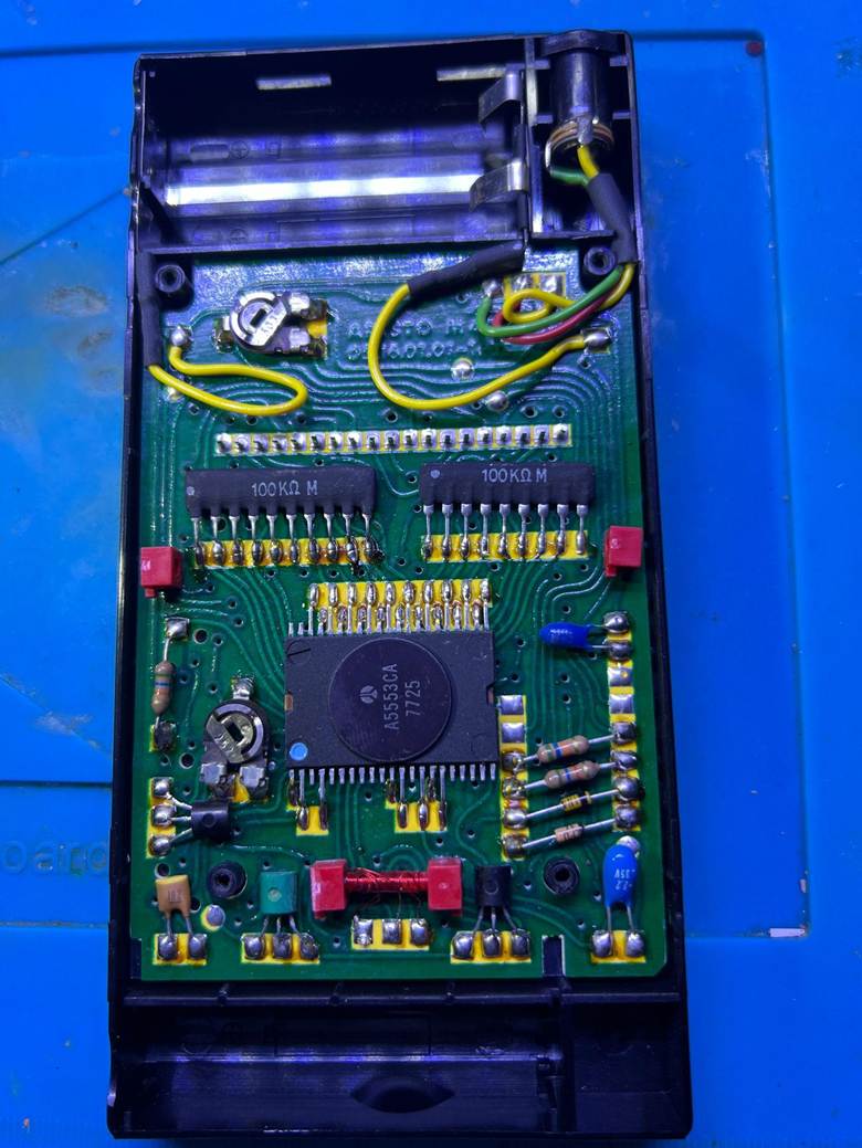 Вот это и вся плата. Главный элемент здесь — центральный чип. Собиралось, насколько можно понять, вручную. Качество пайки явно не фабричное 