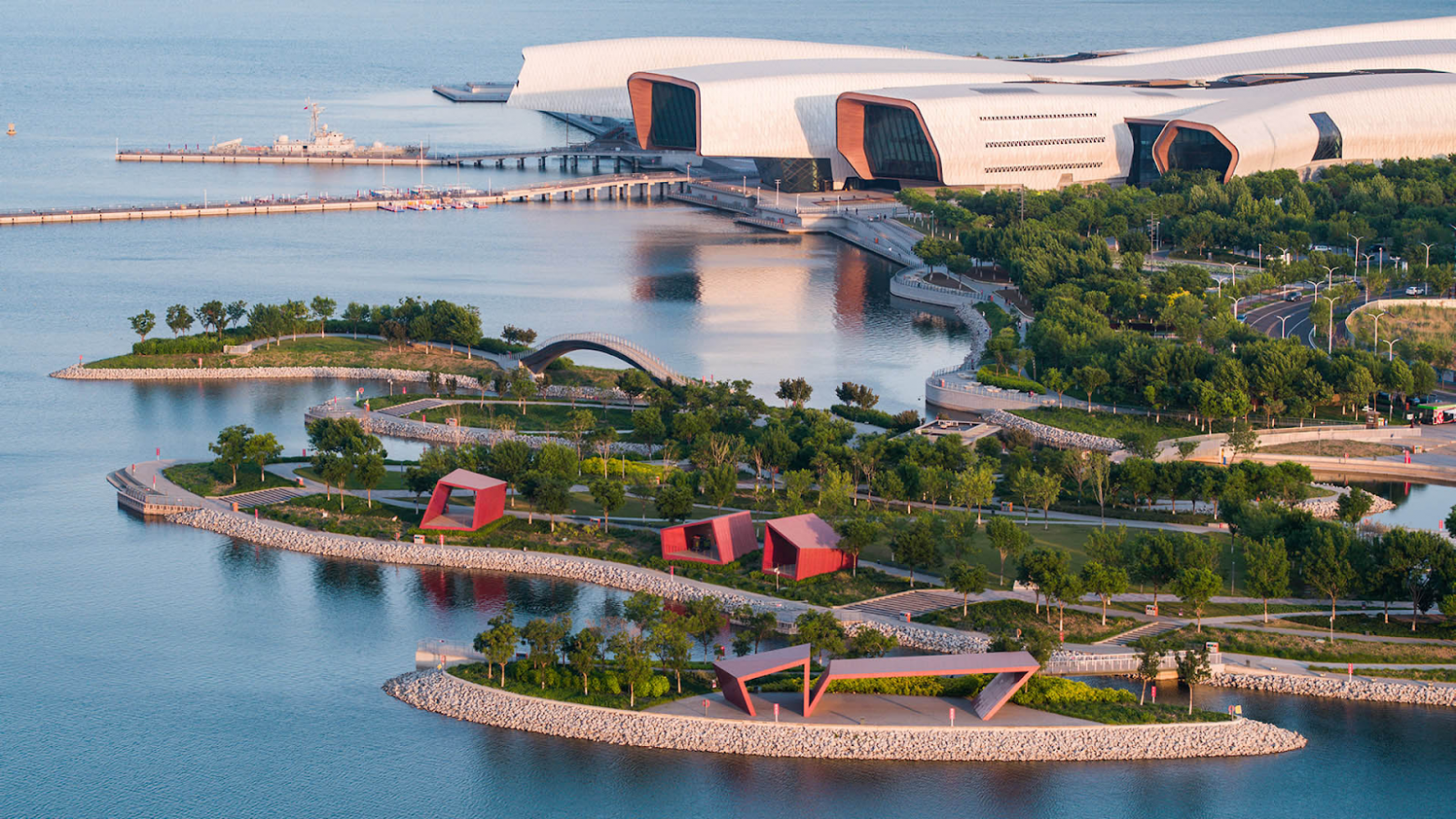 Национальный морской музей и прилегающий к нему парк Саут-Бэй в эко-городе Тяньцзинь