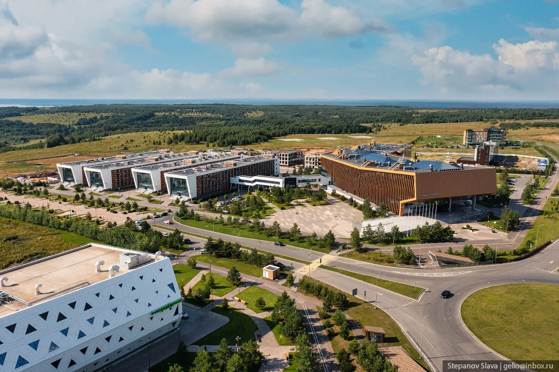 Студенческий городок в Иннополисе —  университет и четыре общежития, соединенные пешеходной галереей