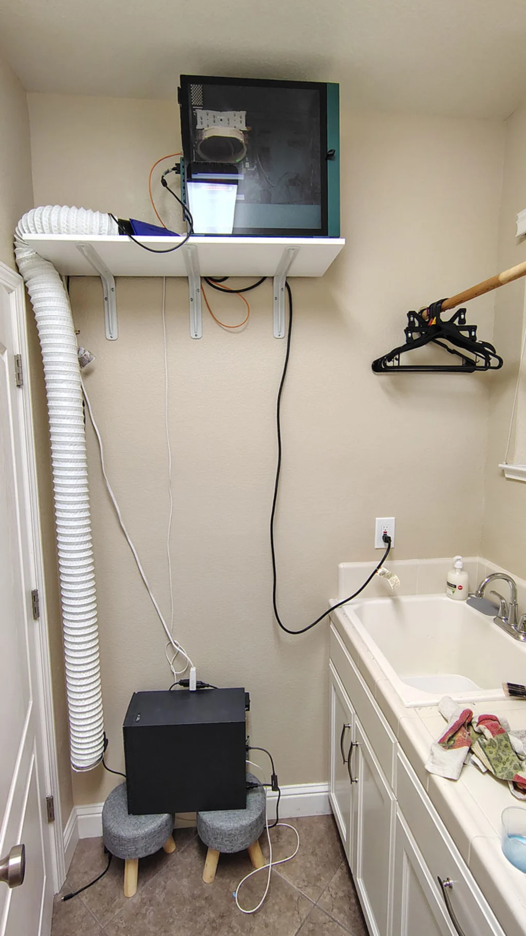 Самодельный поисковик Пирса почти не использует облако. Верхняя машина собрана из старых серверных деталей и охлаждается кустарным вентилятором, выдувающим тепло. Нижний компьютер добавляет системе немного стабильности