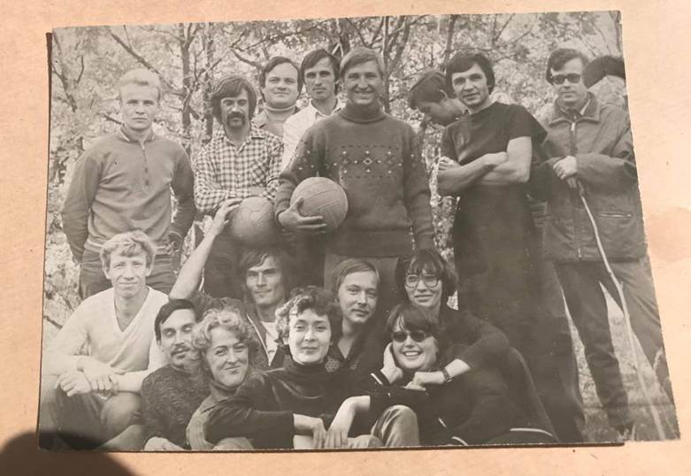 Фотография из альбома. Здесь мы играли в волейбол