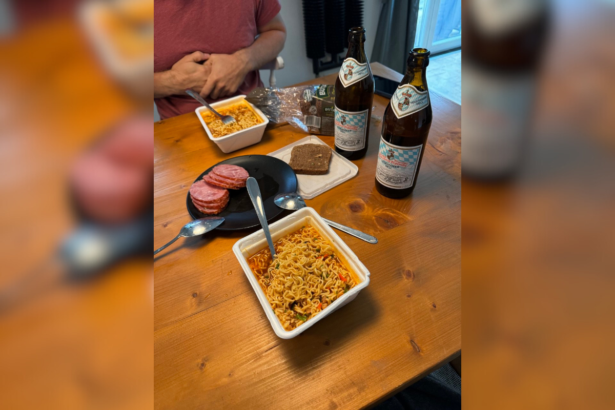 Мы приехали в Германию в воскресенье, когда никакие магазины не работают. Доширак был привезён с собой, пиво найдено в холодильнике. 