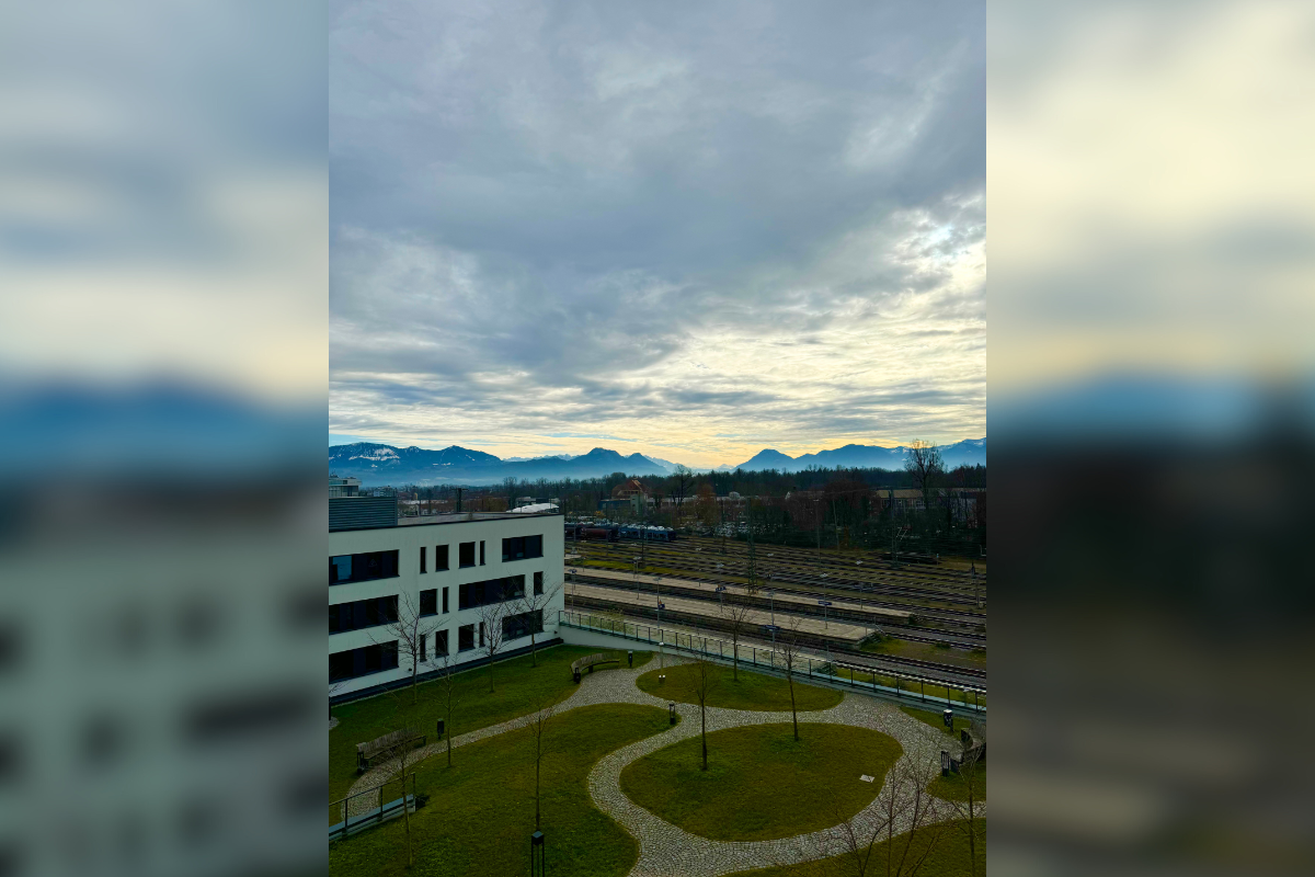 Вид из офиса на Альпы