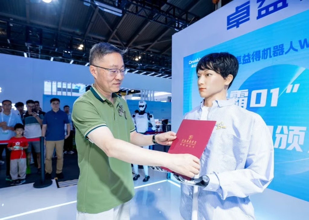 В Китае робот Xueba 01 приступил к занятиям в аспирантуре шанхайского университета - 2