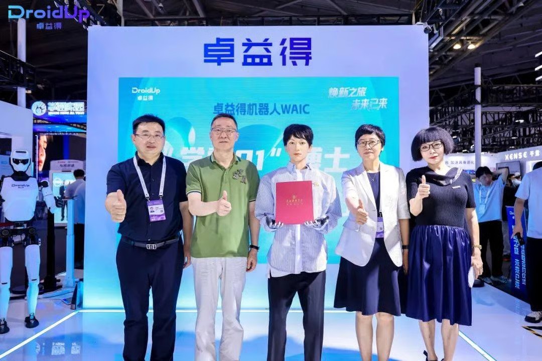 В Китае робот Xueba 01 приступил к занятиям в аспирантуре шанхайского университета - 1