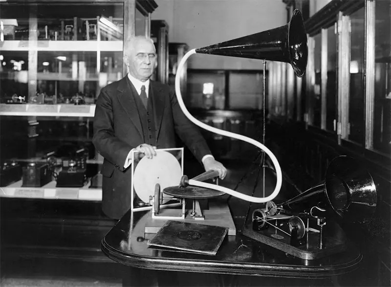 Берлинер с одной из версий своего изобретения. Источник. Берлинер с одной из версий своего изобретения. Источник.