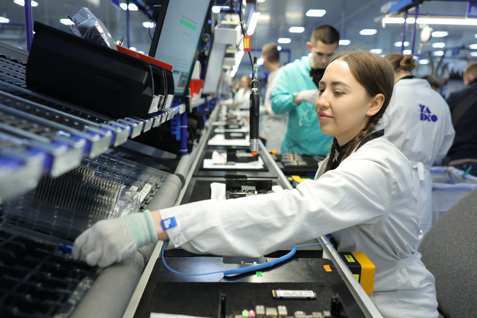 Линия сборки на заводе YADRO