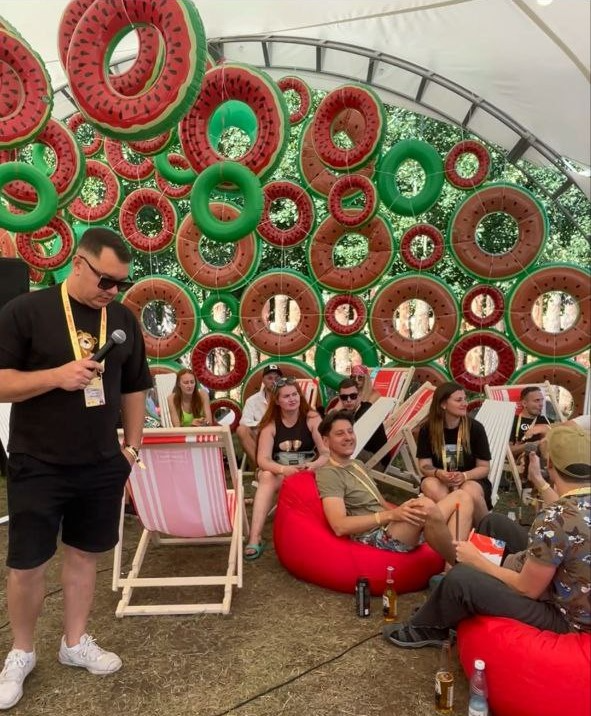 На шезлонгах за прохладительными напитками мы обсудили ИИ. Я модерировал беседу и передавал микрофон