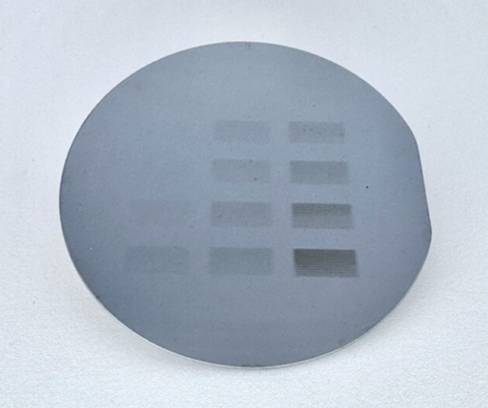 Кремниевая пластина диаметром 10 см с видимыми узорами, полученными методом B-EUV-литографии. Источник