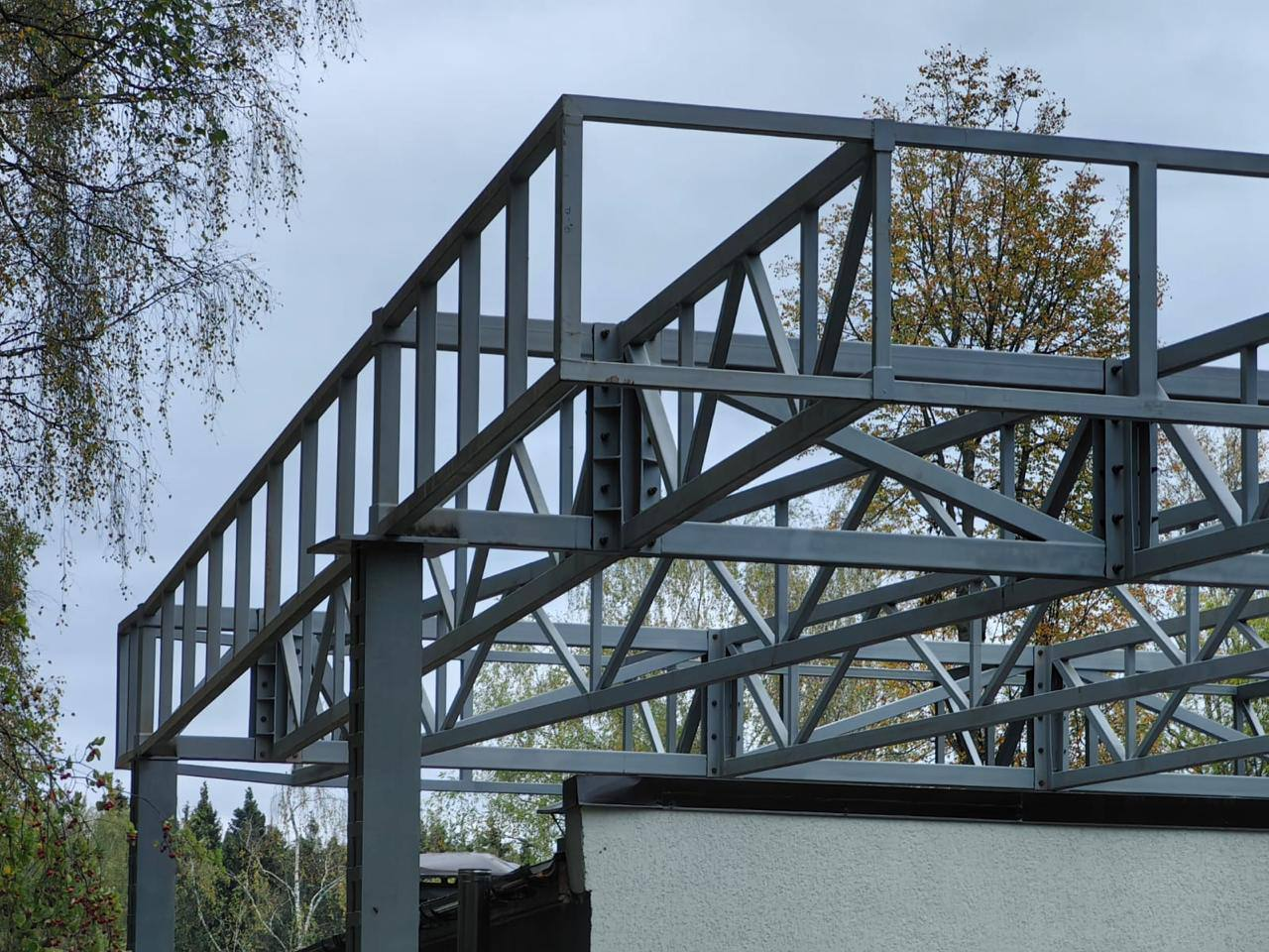 А ещё мы доделали каркас навеса над КПП