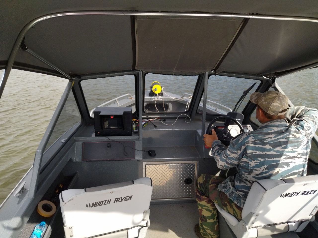 Прототип в цилиндрическом корпусе установлен на носу катера