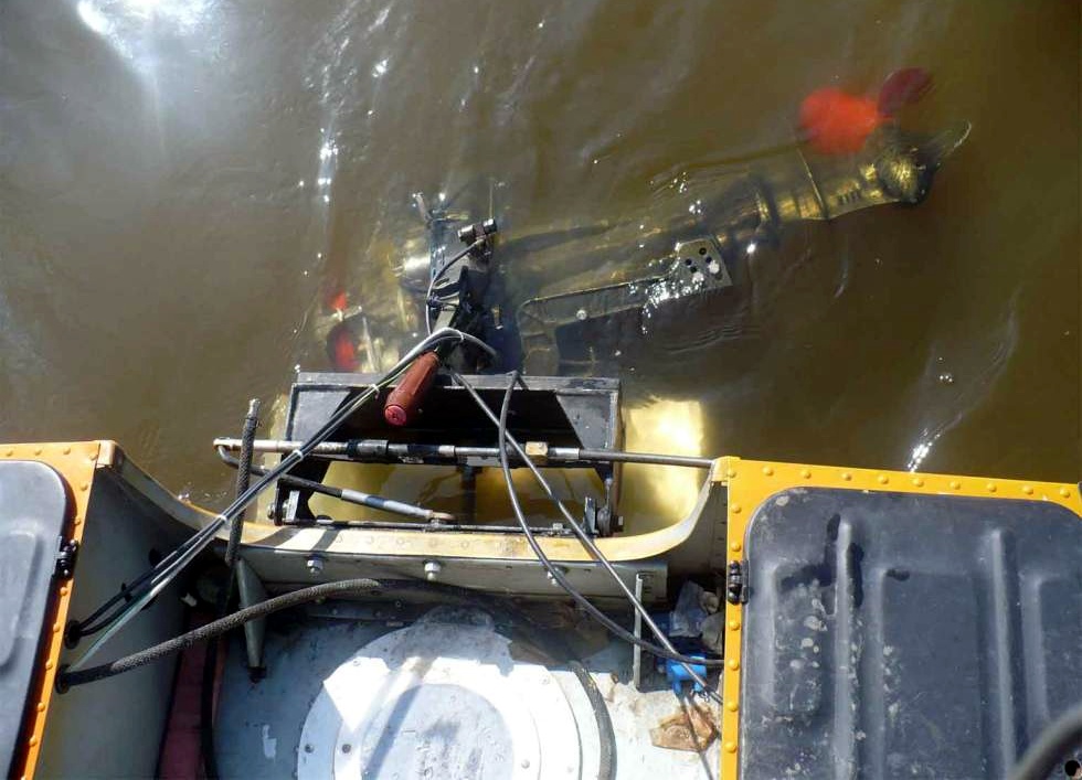 Классический случай — не успели среагировать на притопленное бревно. От удара погнулись болты М12 на крепежных струбцинах и 45-килограммовый мотор просто вылетел с транца. И это еще легко отделались… Фото: Smirnoff