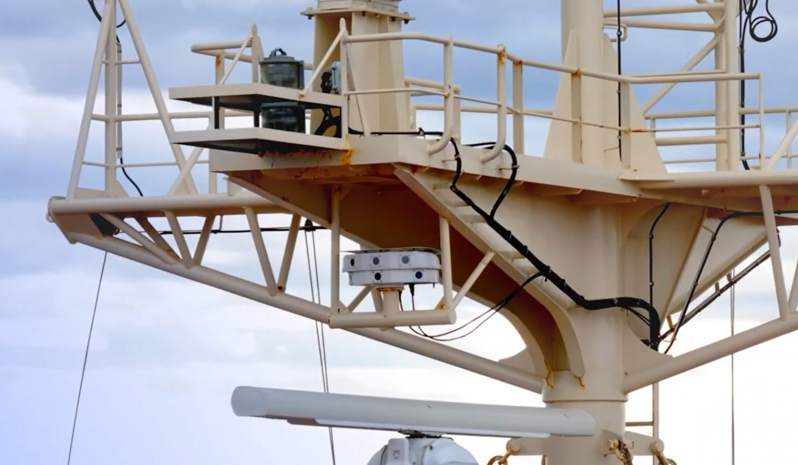 Предыдущее поколение модуля с тепловизионными камерами Orca AI на мачте корабля