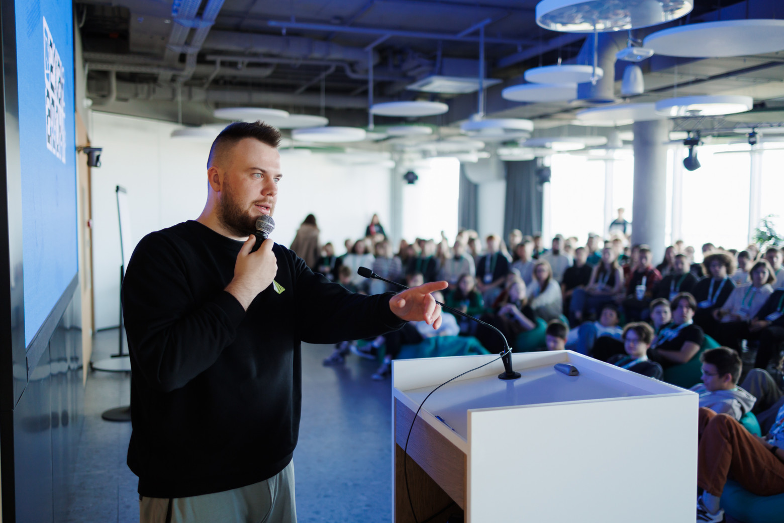 «Хакатон для участников — это возможность показать себя и прокачать свои навыки, пообщаться с экспертами, которые делают классные фичи, которых нет ни у кого в индустрии. Это шанс вдохновиться, а потом, возможно, сделать что-то крутое у себя в компании или университете», — Дмитрий Ермаченков, продакт направления новых интерфейсов 2ГИС, соорганизатор хакатона.