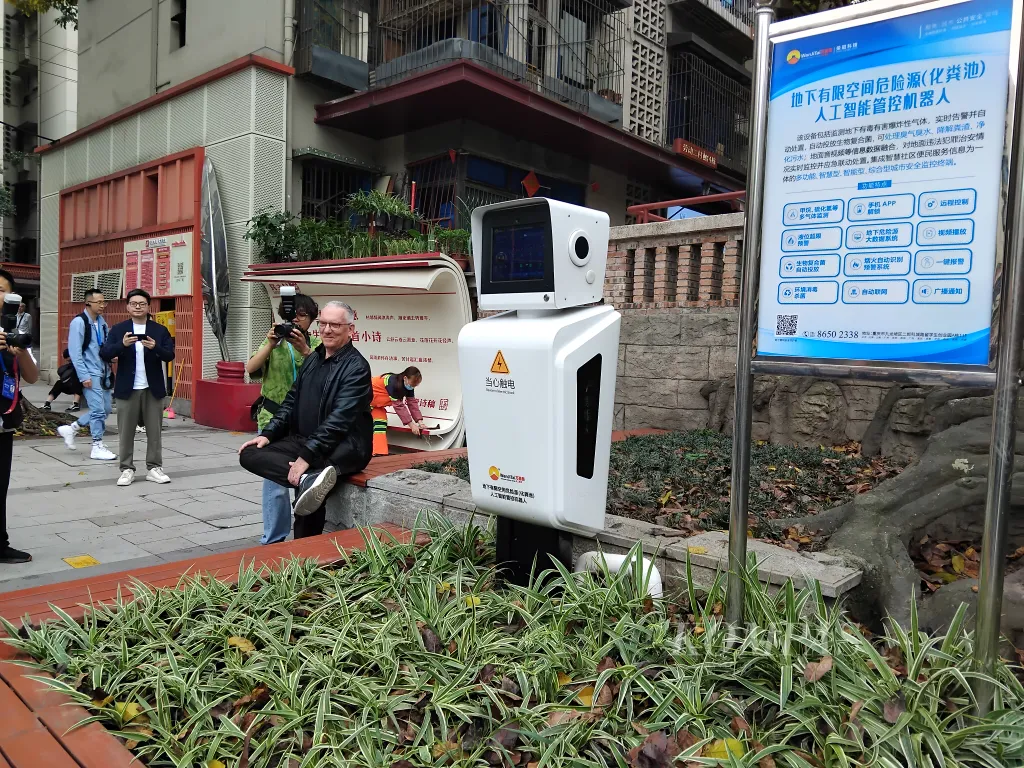 Kompas/Andreas Maryoto Робот "контроля загазованности" стоит в деревне Миньчжукунь, город Чунцин, Китай, апрель 2024 года. В этом устройстве используется ИИ.