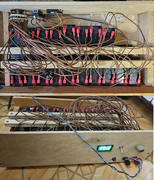 Рисунок 10. Батарея АКБ на 220В. Индикатор на время измерений отключается для снижения уровня шума