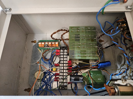 Рисунок 12. Бокс экранирующий, измерительный. Фильтр анодного питания из дросселя Д24, индуктивностью 20Гн и конденсатора Panasonic 150мкФ 250В. Разделительная емкость, отсекающая постоянную составляющую - 10мкФx250В (К71-7, полистирол)