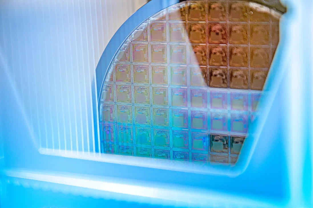 Фото — пресс-служба ННГУ. Фотография пластины диаметром 150 мм с приборным слоем тестовой микросхемы памяти, изготовленным на промышленной линии НИИИС им. Ю.Е. Седакова