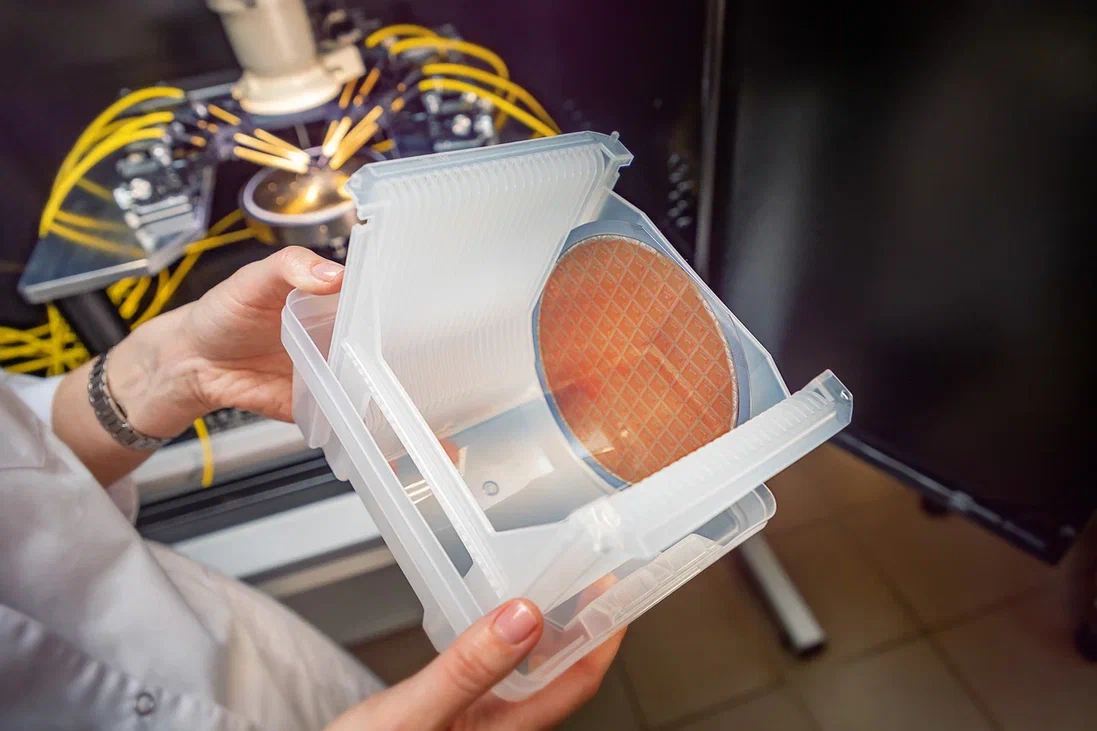 Фото — пресс-служба ННГУ. Фотография пластины диаметром 150 мм с приборным слоем тестовой микросхемы памяти, изготовленным на промышленной линии НИИИС им. Ю.Е. Седакова