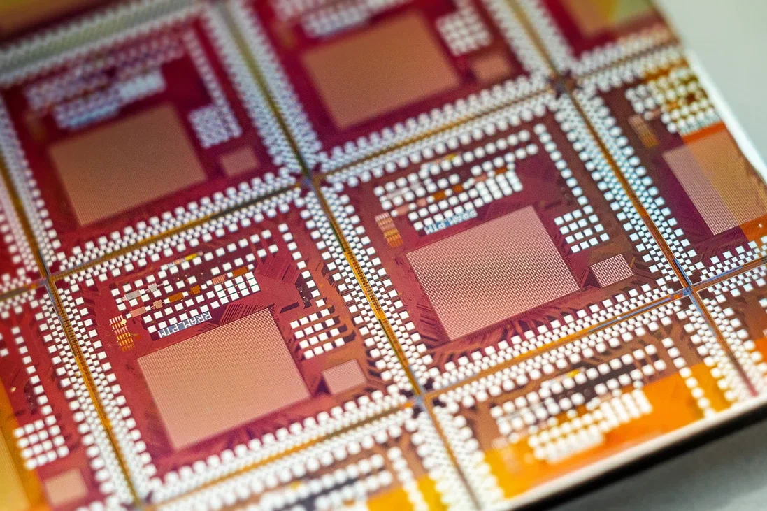 Фото — пресс-служба ННГУ.  Фотография прототипов тестовой мемристорной микросхемы ННГУ-НИИИС