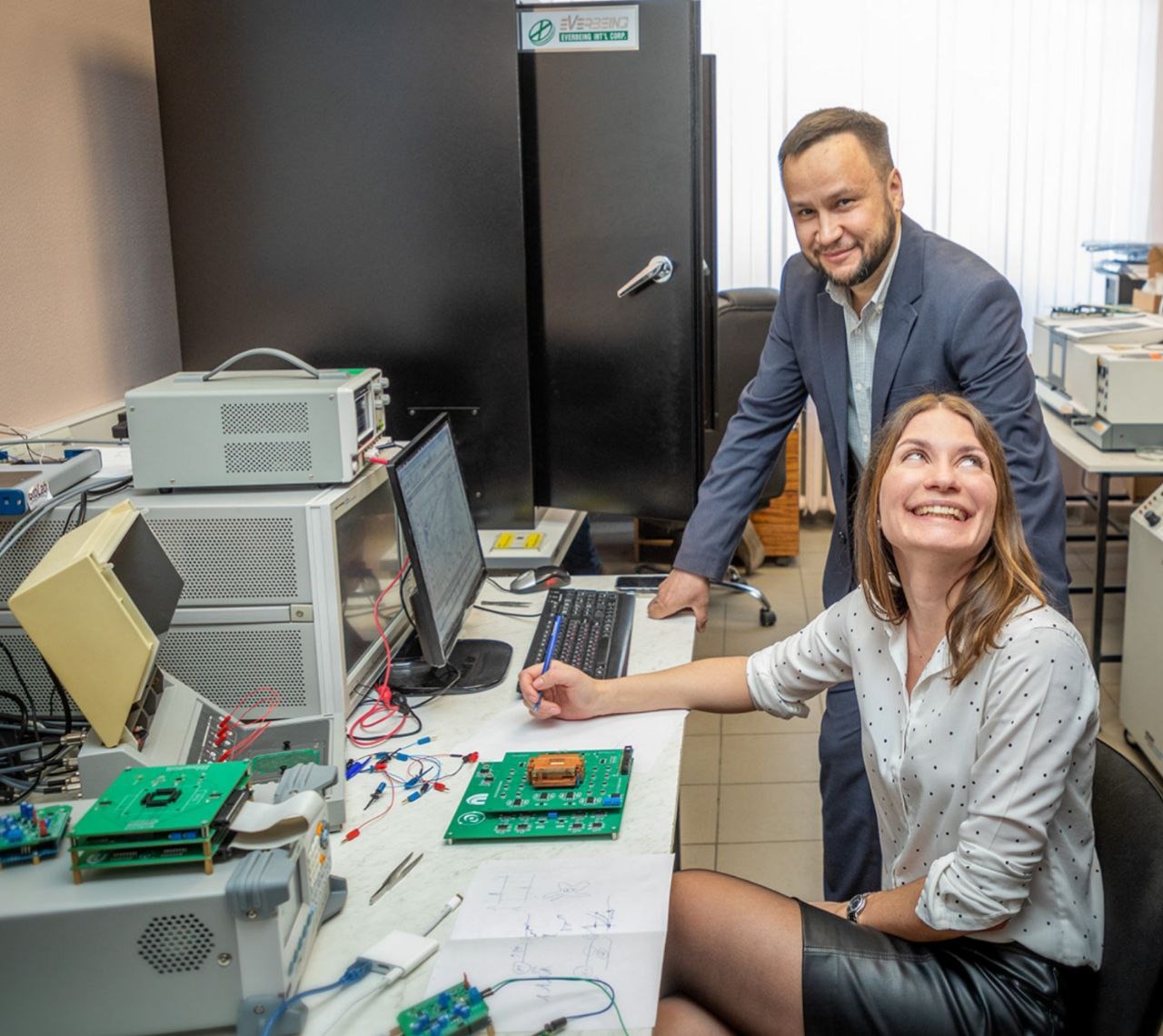 Фото — пресс-служба ННГУ. Алексей Михайлов, к. ф-м. н., заведующий научно-исследовательской лаборатории "Лаборатория мемристорной наноэлектроники"  и Сусанна Гордлеева, д. ф-м. н. директор НИИ нейронаук ННГУ