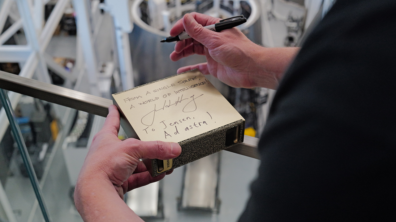 Глава NVIDIA подарил Илону Маску ИИ-суперкомпьютер, помещающийся в коробку - 2