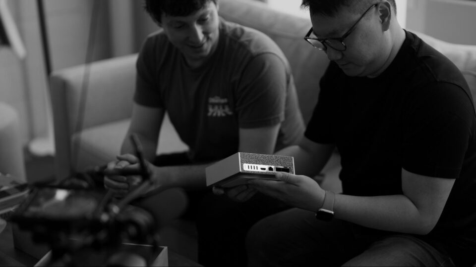 Глава NVIDIA подарил Илону Маску ИИ-суперкомпьютер, помещающийся в коробку - 4